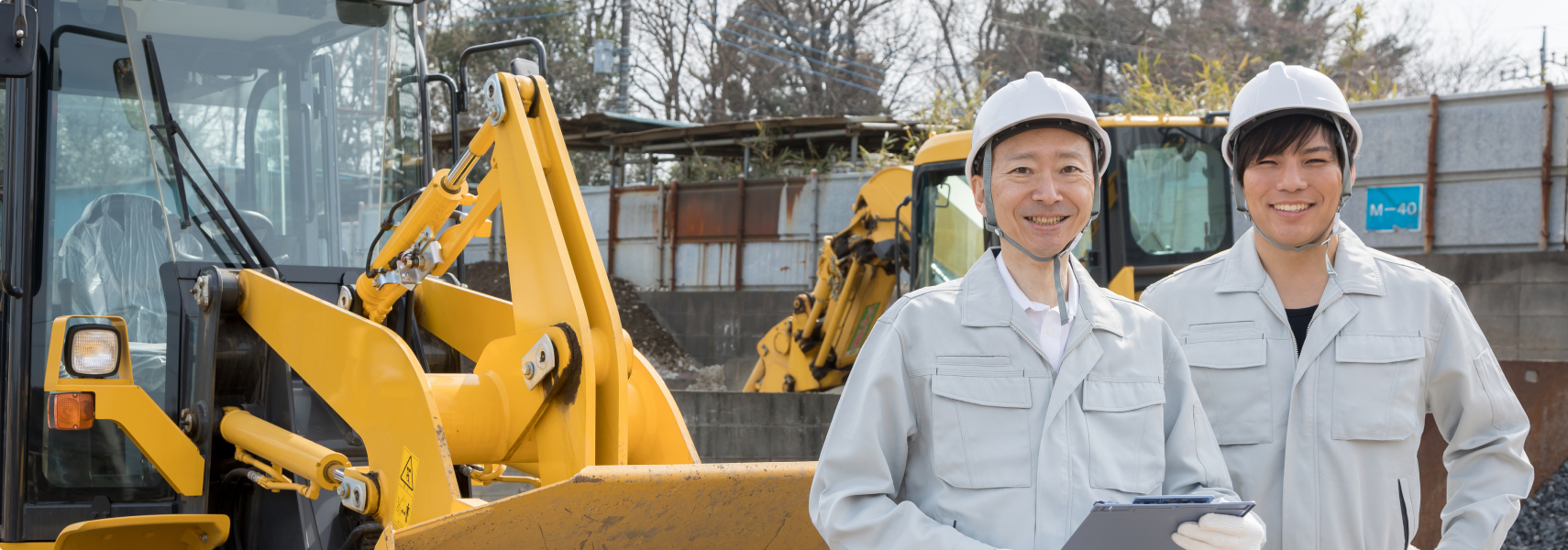 木材を運んでいる笑顔の男性